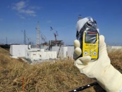Un t&eacute;cnico mide la radiaci&oacute;n en Fukushima.
