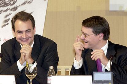 José Luis Rodríguez Zapatero y el ministro de Administraciones Públicas, Jordi Sevilla, en un acto en Madrid.