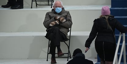 La imagen de Bernie Sanders en la inauguración que se ha convertido en meme.