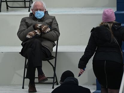 La imagen de Bernie Sanders en la inauguración que se ha convertido en meme.