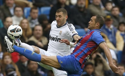 Benzemá y Juanfran luchan por el balón.