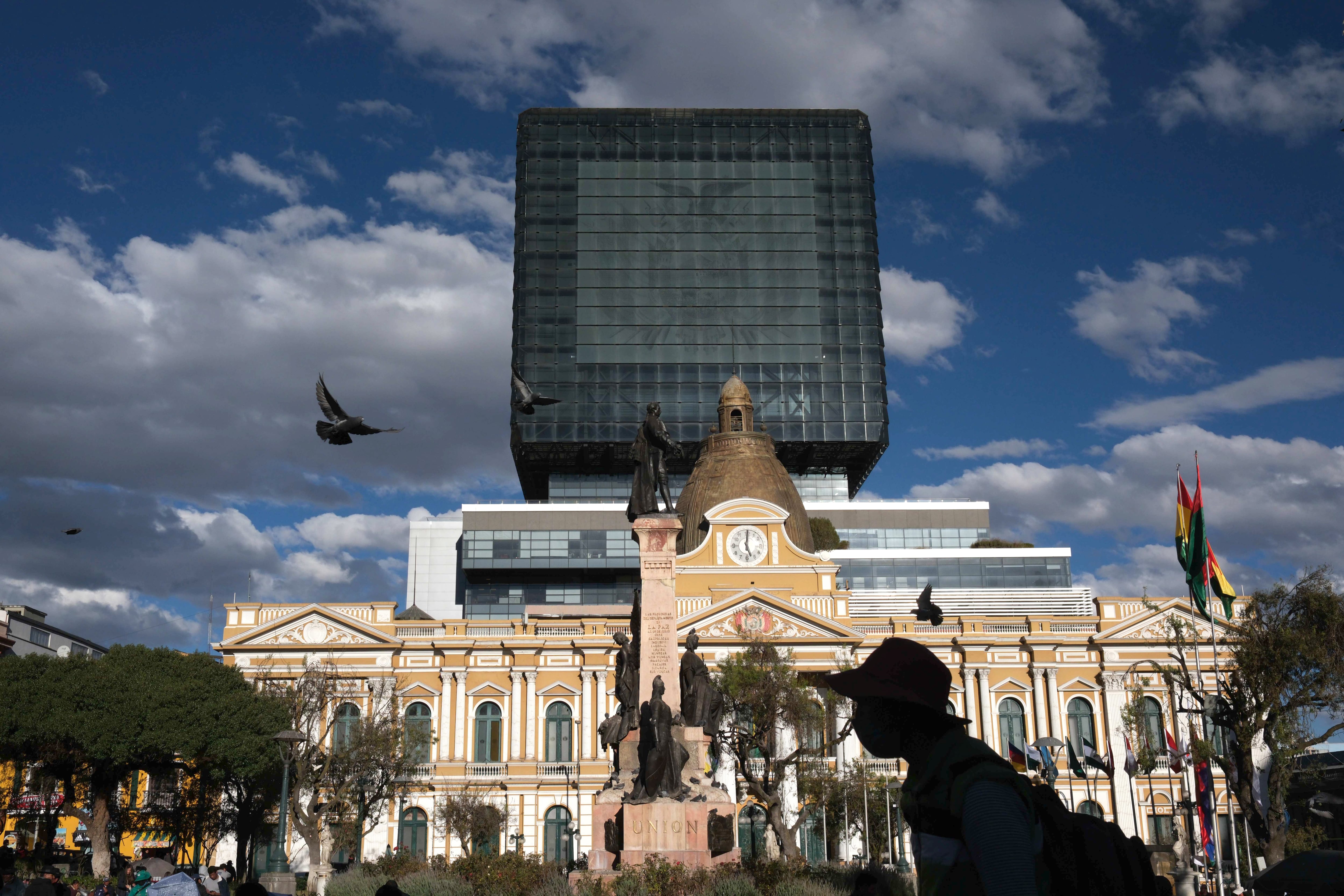 Alivio en Bolivia por la apreciación de la moneda tras el anuncio de un préstamo del FMI