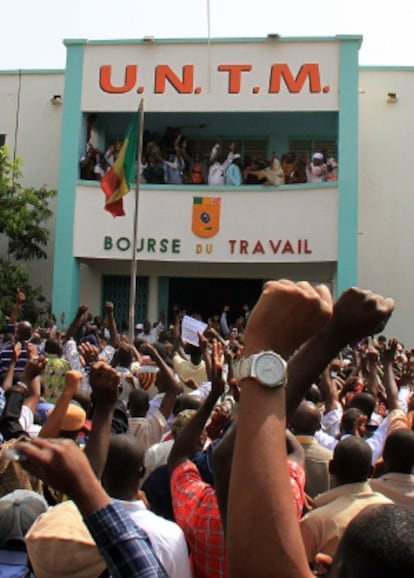 Más de mil personas protestan contra la Junta Militar en Bamako.