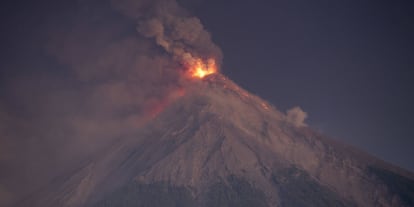 El volcán de Fuego en erupción, visto desde Escuintla (Guatemala), el lunes 19 de noviembre de 2018.