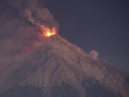 El volcán de Fuego en erupción, visto desde Escuintla (Guatemala), el lunes 19 de noviembre de 2018.
