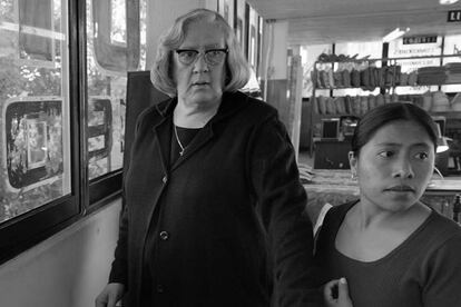 Roma – La compra de una cuna

 

El último trabajo del mexicano Alfonso Cuarón supone otro ejemplo del virtuosismo cinematográfico de su director, luciendo una fotografía y una puesta en escena pocas veces vistas antes en el séptimo arte. Esta recreación de la tristemente célebre ‘Matanza del Jueves del Corpus’ –en la que un grupo paramilitar disparó a los estudiantes que se manifestaban en la calle– ya está siendo diseccionada y calificada por medios como The New York Times como la mejor del año. La escena completa, aquí.