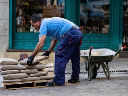 Un albañil trabaja en una calle de Toledo, en octubre de 2022.