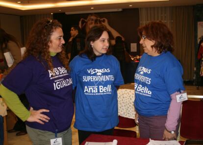 Tres voluntarias participan en el mercadillo solidario de la Fundación Ana Bella.