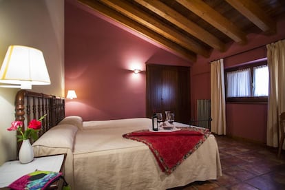 Una habitación del hotel Villa de Ábalos (La Rioja).
