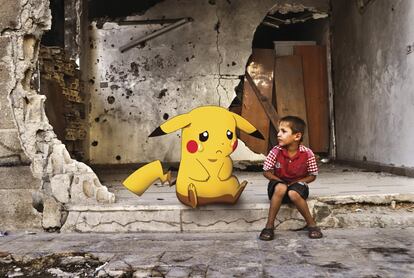 Un niño sirio descansa en las ruinas de una casa ante un muro plagado de marcas de disparos, mientras a su lado, un Pikachu llora. La imagen muestra la contraposición entre lo que está pasando en Siria y el fenómeno del momento 'Pokémon Go'