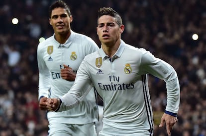 James celebra uno de los goles, seguido por Varane.