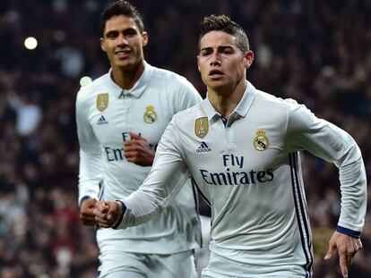 James celebra uno de los goles, seguido por Varane.