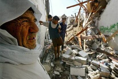 Un palestino frente a las ruinas de su casa, derribada por el Ejército israelí en el campo de Yabalia.