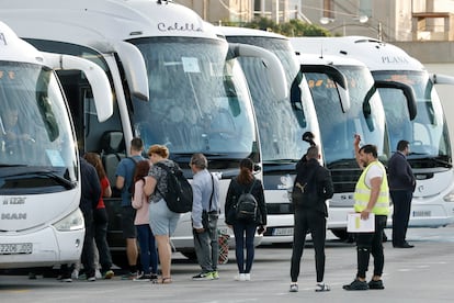 Usuarios en Sant Vicenç de Calders hacen cola para subir a uno de los autobuses que ha fletado Renfe como servicio alternativo.