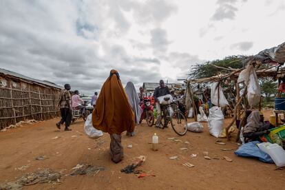 El mercado de IFO1 es lugar de encuentro de muchos refugiados. Con las remesas que les envían sus parientes reasentados en otros países, ellos pueden adquirir vegetales y otros comestibles. Desde que el Gobierno keniano decidiera bloquear 13 compañías de envío de dinero como medida para combatir el terrorismo, muchas personas ya no pueden adquirir comida y dependen exclusivamente de las raciones que proporciona el Programa Mundial de Alimentos de la ONU.