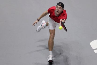 Denis Shapovalov devuelve la pelota a Rafael Nadal.