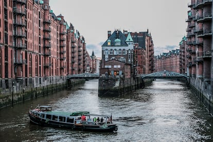 Speicherstadt es la mayor red de almacenes conectados del mundo: 26 hectáreas en una isla del Elba en la que se asientan 17 construcciones de ladrillo.