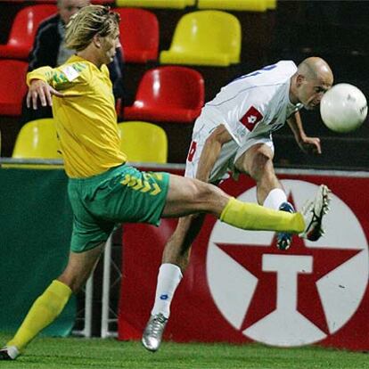 El serbio Doraevic se lleva el balón ante la oposición del lituano Dziauskas.