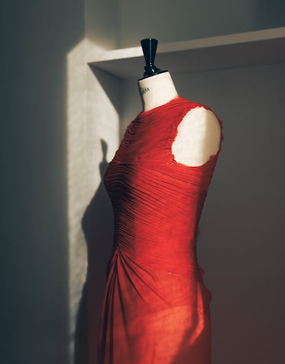 Vestido casi terminado. Dos noches después lo llevaría la actriz Leonor Watling a la gala de los Goya donde ejerció de presentadora.