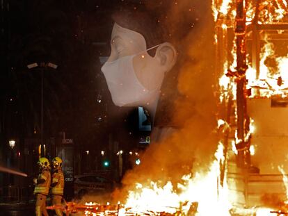 Las llamas han devorado esta madrugada el cuerpo central de la falla municipal de València pero han respetado su busto sereno, tapado por una mascarilla por el coronavirus.