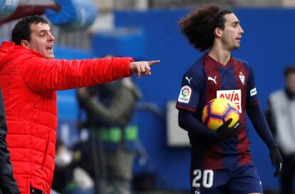 Cucurella y el asistente técnico del Eibar, Andoni Azkargorta.