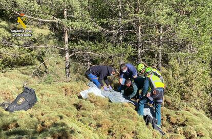 Operativo de rescate del cadáver que pertenece, presuntamente, a Cédric Tauleygne.
