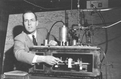 Charles Townes presenta el máser a la prensa en Nueva York en 1955