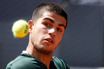 El tenista Carlos Alcaraz, devuelve una bola al tenista Rafael Nadal, durante el encuentro de cuartos de final. Emilio Naranjo
/EFE