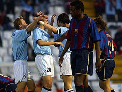 Los jugadores del Celta hacen una piña tras su primer gol mientras Christanval personifica el desaliento.