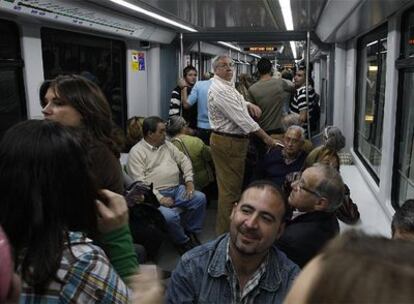 Los primeros pasajeros del metro de Sevilla.