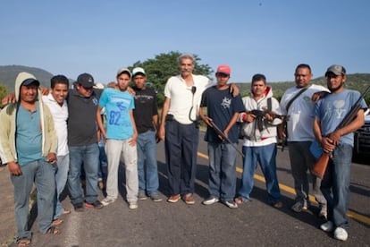 Grupo civil armado, em 26 de outubro, antes de entrar na cidade Apatzingo, no centro do México