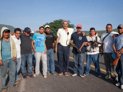 Grupo civil armado, em 26 de outubro, antes de entrar na cidade Apatzingo, no centro do México