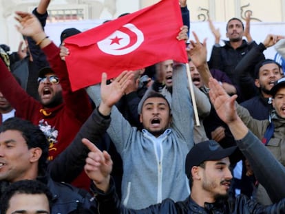 Milhares de tunisianos comemoram o sétimo aniversário da revolução que acabou com o regime de Zin el Abidin Ben Ali