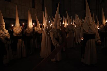 La Penitente Hermandad de Jesús Yacente se lleva a cabo como parte de las celebraciones de Semana Santa en Zamora, la noche del Jueves Santo.