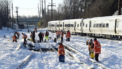 Trabajadores limpian las vías en un tramo de Long Island, en Nueva York.