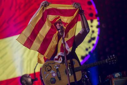 El cantante británico Chris Martin sujeta una señera durante su concierto en Barcelona.