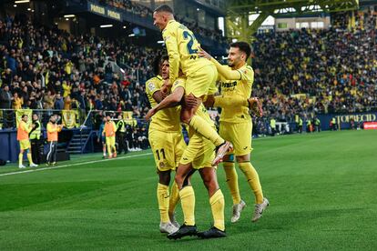 Los jugadores del Villarreal celebran el gol de Gerard Moreno ante el Real Madrid este sábado en el estadio de La Cerámica.