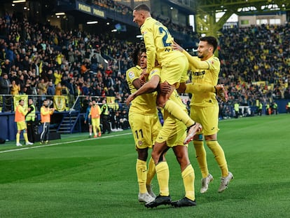 Los jugadores del Villarreal celebran el gol de Gerard Moreno ante el Real Madrid este sábado en el estadio de La Cerámica.