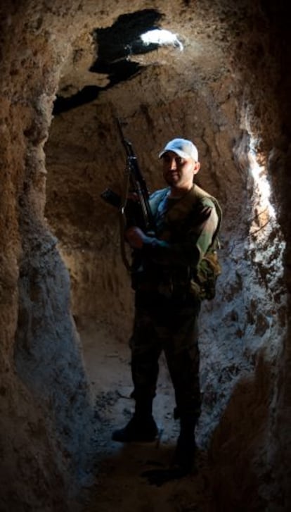 Um soldado em um túnel escavado por rebeldes em Damasco.