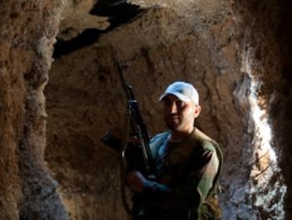 Um soldado em um túnel escavado por rebeldes em Damasco.