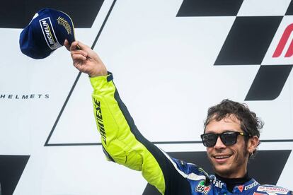 Rossi, en el podio de Brno, donde terminó segundo.