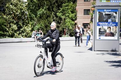 GRA058. MADRID, 23/05/2015.- La aspirante del PP a la Comunidad, Cristina Cifuentes, da un paseo en bicicleta por el parque de Madrid Rio, hoy sábado 23, jornada de reflexión de las elecciones locales del 24 de mayo. EFE/Luca Piergiovanni