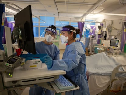 Dos trabajadoras del University College Hospital de Londres.