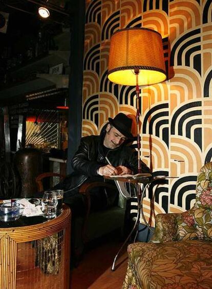 Tonino Carotone, en el bar de Lavapiés donde escribe y compone sus temas. "Mi mente es caótica", afirma.