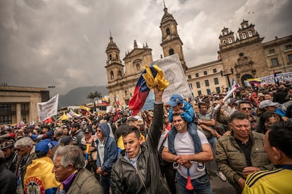 Los asistentes a la marcha, escuchan el discurso del presidente Gustavo Petro. 