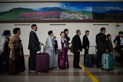 Surcoreanos seleccionados para asistir a un reencuentro de familias rotas por la guerra de Corea esperan en la aduana antes de entrar en la Zona desmilitarizada que separa los dos países.