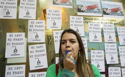 Un miembro de la PAH protesta contra la pobreza energética.