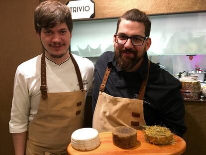 David Chamorro y Jesús Segura con sus quesos de cereales / CAPEL