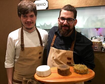 David Chamorro y Jesús Segura con sus quesos de cereales / CAPEL