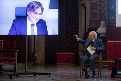 Los expresidentes Jordi Pujol (d) y Carles Puigdemont (i) durante una charla sobre Europa organizada por la Generalitat, el pasado lunes.